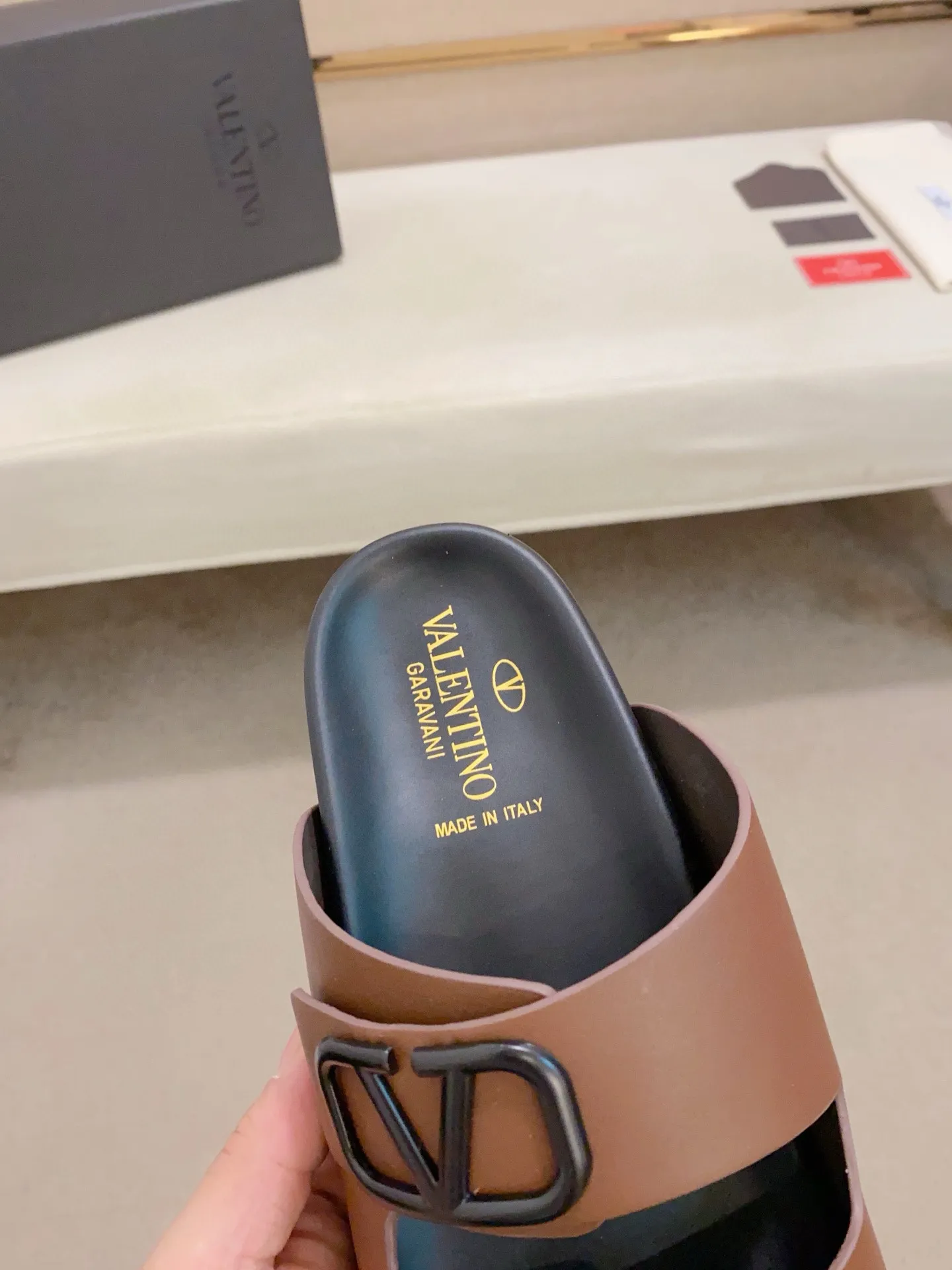 Men's shoes💰: 440💰[Valentino] New men's boutique slippers, counter quality, classic plaid, the actual workmanship is quite complex🔰The uppers are made of imported fabrics➕🐑Sheepskin lining, which tests the craftsman's craftsmanship➕original PU outsole. Size: 38-44 (45 can be customized, non-refundable)